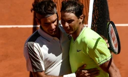 L'Espagnol Rafael Nadal (d) congratule le Suisse Roger Federer aprĂšs l'avoir battu en demi-finales Ă Roland-Garros, le 7 juin 2019