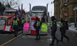 Des policiers patrouillent rue Wellington à Ottawa, le 16 février 2022