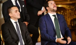Le ministre de l'Intérieur italien et vice-Premier ministre Matteo Salvini (D) aux côtés de l'autre vice-Premier ministre Luigi Di Maio durant la cérémonie d'investiture du nouveau gouvernement à Rome le 1er juin 2018