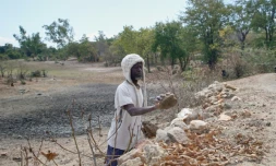 Takesure Chimbu, paysan de 58 ans, dans la réserve d'eau asséchée prÚs de Kotwa, dans le nord-est du Zimbabwe, le 2 juillet 2024