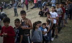 Des enfants réfugiés syriens font la queue pour recevoir de la nourriture, le 17 septembre 2015 à Edirne, à la frontière entre la Turquie et la Grèce