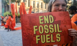 Des militants protestent contre les énergies fossiles en marge de la COP28, le 5 décembre 2023 à Dubaï