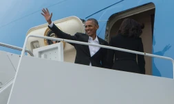 Le président américain Barack Obama et sa femme Michelle montent dans Air Force One à la base aérienne d'Andrews à Maryland avant de s'envoler pour Cuba le 20 mars 2016 