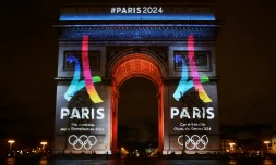 Le logo officiel de Paris 2024 projeté sur l'Arc de Triomphe à Paris le 9 février 2016