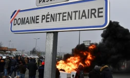 Des pneus brûlés devant la prison de Vendin-le-Vieil, dans le nord de la France,  lors de la protestation de gardiens de prison, le 15 janvier 2018