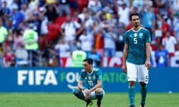 Le désarroi des Allemands Mesut Özil et Thomas Müller après l'élimination de leur équipe dès le 1er tour du Mondial, le 27 juin 2018 à Kazan