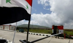 Un membre des forces de sécurité syriennes près du poste-frontière avec Israël, le 26 mars 2019 à Quneitra, sur le plateau du Golan