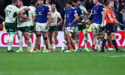 La déception des joueurs français aprÚs la défaite 32-17 face aux Sud-Africains le 8 novembre 2025 au Stade de France