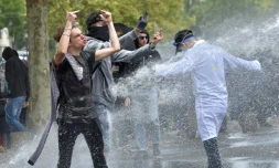 La police utilise des canons Ă eau contre des manifestants Ă Nantes le 15 septembre 2016