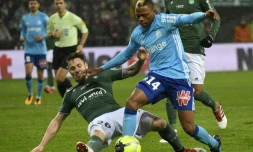 L'attaquant marseillais Clinton Njie taclé par le stéphanois Mathieu Debuchy, le 9 février 2018 au stade Geoffroy-Guichard à Saint-Etienne