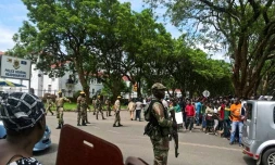 Des soldats zimbabwéens patrouillent devant les locaux de la police lors d'une manifestation à Harare, le 18 novembre 2017