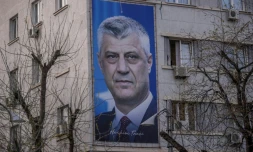 Une affiche représentant l'ex-président kosovar Hashim Thaci, le 31 mars 2023 à Pristina, au Kosovo