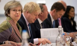 Theresa May et son gouvernement le 23 janvier 2017 à Runcorn dans le nord-ouest du pays