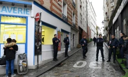 Des policiers devant le lycée Charles-de-Gaulle où un élève a été mortellement poignardé, le 30 janvier 2017 à Paris