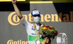 L'Irlandais Sam Bennett sur la 1re marche du podium de la 10e étape du Tour de France, entre  Le Chateau d'Oléron et Saint-Martin-de-Ré, le 8 septembre 2020