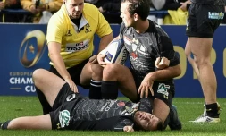 L'ouvreur de Clermont Camille Lopez (en bas) blessé est allongé sur la peiouse du stade Marcel-Michelin lors du match face à Northampton en Coupe d'Europe, le 21 octobre 2017