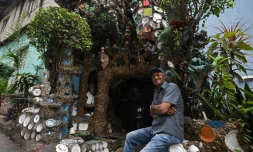L'artiste Estevao Silva da Conceicao devant sa maison de la favela Paraisopolis à Sao Paulo, le 11 octobre 2024 au Brésil