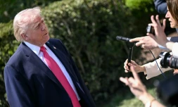 Le président américain Donald Trump s'adresse aux journalistes sur la pelouse sud de la Maison Blanche, avant de monter à bord de Marine One, le 16 avril 2026 à Washington