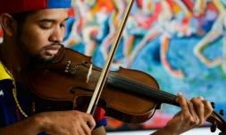 Le violoniste Wuilly Arteaga, 23 ans, est devenu célèbre en jouant du violon pendant les rassemblements contre le pouvoir au Venezuela.