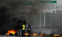 Des manifestant contre la loi travail bloquent l'accĂšs Ă la raffinerie Gonfreville-l'Orcher en Normandie, le 18 mai 2016