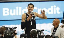Victor Wembanyama, le rookie star des San Antonio Spurs s'adresse Ă la foule aprĂšs la victoire de sa franchise sur les New York Knicks, le 29 mars 2024, Ă San Antonio