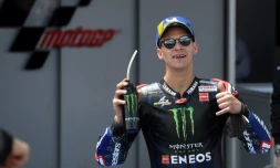 Le Français Fabio Quartararo (Yamaha) fête sa 
pole position au GP d'Espagne, sur le circuit de Jerez, le 1er mai 2021