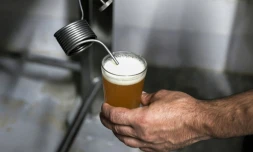 Un Palestinien teste une biÚre à la brasserie de Taybeh en Cisjordanie occupée, le 24 juin 2024