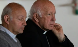 L'archevêque de Santiago Ricardo Ezzati (D) lors d'une assemblée extraordinaire de la Conférence épiscopale chilienne à Punta de Tralca, le 30 juillet 2018