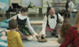 Capture d'image d'une vidéo montrant des chanteurs du Scottish Opera interprétant "BambinO", un opéra destiné aux bébés de 6 à 18 mois, le 13 avril 2018 à Paris