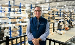 Le patron de Shapes Unlimited Doug Rende dans  l'entrepôt de son entreprise, à North Jackson, dans l'Ohio, le 30 septembre 2026