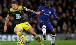 Le milieu danois de Southampton Pierre-Emile Hojbjerg (g) à la lutte avec le milieu français de Chelsea N'Golo Kanté, le 26 décembre 2019 à Londres