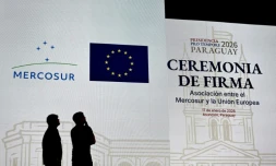 Des ouvriers installent la scène pour la cérémonie de signature de l’accord entre l’Union européenne et le Mercosur au Gran Teatro José Asunción Flores de la Banque centrale du Paraguay, à Asuncion, le 16 janvier 2026.