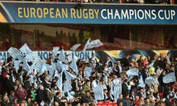 Des supporters du Racing 92 avant la demi-finale de Coupe d'Europe 1998 contre les Leicester Tigers à Nottinghamshire, en Angleterre, le 24 avril 2016