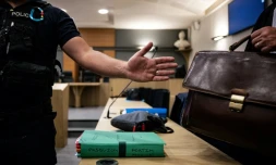 Un policier Ă cĂŽtĂ© de dossiers le 13 juin 2023 dans la salle de la cour d'assises de la DrĂŽme, Ă Valence, oĂč se tient le procĂšs de Gabriel Fortin