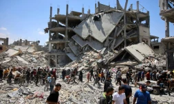 Des Palestiniens quittent le camp de réfugiés de Jabalia, dans le nord de la bande de Gaza, avec quelques affaires récupérées, après être revenus brièvement vérifier l'état de leurs maisons, le 30 mai 2024