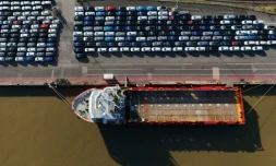 Vue aérienne de nouvelles voitures du groupe Volkswagen prêtes à être expédiées près de l’usine Volkswagen d’Emden, dans le nord-ouest de l’Allemagne, le 23 avril 2026