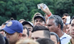 Des Vénézuéliens font la queue pour traverser le pont frontalier Simon Bolivar et entrer en Colombie, le 8 juin à  San Antonio del Táchira, au Venezuela