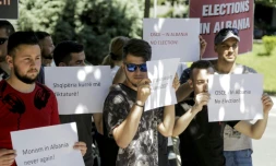 Manifestation de l'opposition devant un bureau de vote de Tirana le 30 juin 2019