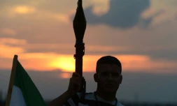 Un rebelle syrien tient un lance-roquette près de la ville de Minbej en Syrie, le 10 octobre 2012  