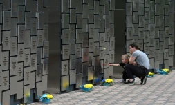 Devant un mémorial récemment inauguré à Boucha en Ukraine avec 501 plaques aux noms de civils tués par les forces russes pendant leur occupation de cette banlieue de Kiev, le 3 juillet 2023