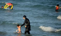 Une Tunisienne porte le Burkini sur une plage près de Bizerte, au nord-est de la capitale Tunis