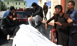 Le corps d'une des victimes du naufrage qui a fait 100 morts à Mossoul en Irak arrive à la morgue, le 22 mars 2019