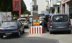 Des automobilistes patientent pour faire le plein Ă  Rennes le 20 mai 2016