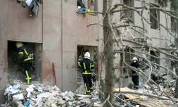 Des pompiers dégagent les décombres du bùtiment de l'administration régionale de Mykolaïv touché par des roquettes russes en Ukraine, le 29 mars 2022