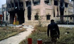 Un Irakien des forces d'élite du contre-terrorisme devant un bâtiment de l'université de Mossoul, le 15 janvier 2017