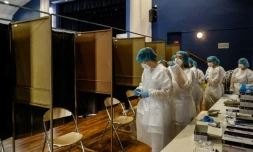 des infirmiÚres se préparent pour une campagne de dépistage du Covid-19 au Havre, Normandie, le 14 décembre 2020