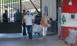 Des fonctionnaires libanais transportant des urnes scellées vers un bureau de vote à Sidon, dans le sud du pays, le 14 mai 2022