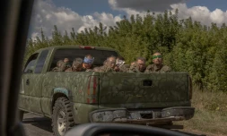 Un véhicule militaire ukrainien, provenant de la frontière russe et transportant des hommes en uniforme russe aux yeux bandés, le 13 août 2024 dans la région de Soumy en Ukraine