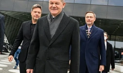 Le futur chancelier social-démocrate allemand Olaf Scholz (c), devant Robert Habeck (g), dirigeant des Verts et futur ministre de l'Economie et de la Protection du climat, et le leader des libéraux et futur ministre des Finances, Christian Lindner, à Berlin, le 7 décembre 2021