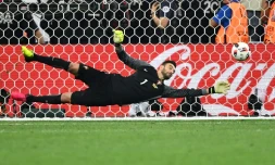 Le gardien portugais Rui Patricio stoppe un tir au but face à la Pologne en quarts de l'Euro au Vélodrome, le 30 juin 2016